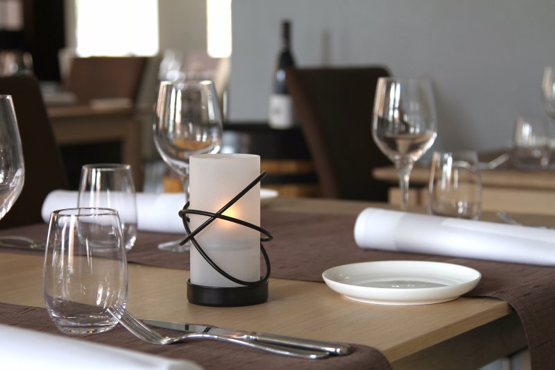 photophore pour restaurants et terrasses, porte bougie sur une table avec une recharge à huile