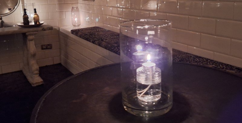 recharge-a-huile-dans-un-photophore-transparent